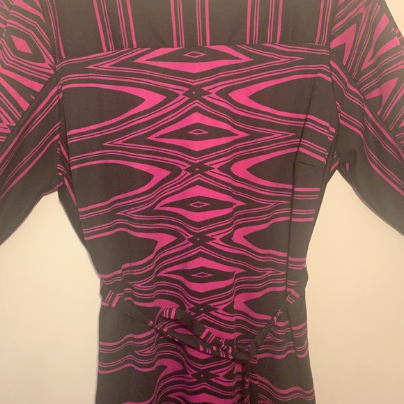 Abstract 3/4 Sleeve Shift Dress - Fuchsia & Black - Picture 2 of 3
